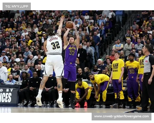 湖人逆转掘金后更衣室狂欢，詹姆斯东契奇击掌庆祝